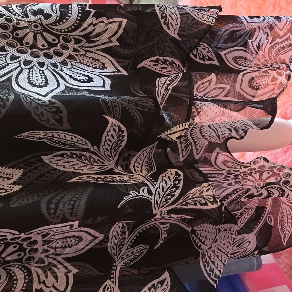White House Black Market Elegant Black and White Floral Print Dress. - Picture 5 of 15
